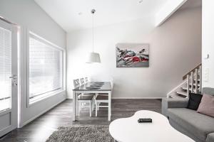 Posezení v ubytování Päätyhuoneisto Skyvillas B 21