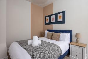 ein Schlafzimmer mit einem großen Bett mit Handtüchern darauf in der Unterkunft Charming 3-BR Home Near Historic Town Centre in Bishop Auckland