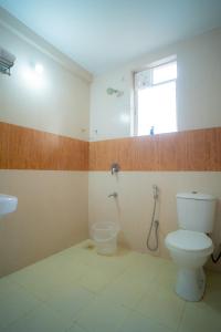 une salle de bain avec toilettes et lavabo dans l'établissement Ocean Whisper Goa, à Jāmb