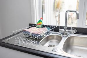 eine Küchenspüle mit einem Wäscheständer in der Unterkunft Charming 3-BR Home Near Historic Town Centre in Bishop Auckland + 24 Fotos