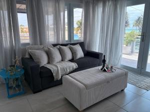 Serene Oceanfront Villa in Punta Santiago, Puerto Rico 휴식 공간