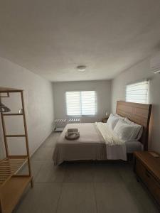 Serene Oceanfront Villa in Punta Santiago, Puerto Rico 객실 침대