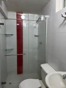 a bathroom with a glass shower with a toilet and a sink at Aparta estudio confortable y completo in Barranquilla