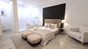 una camera con letto, sedia e vasca di Lisbon Studios a Lisbona