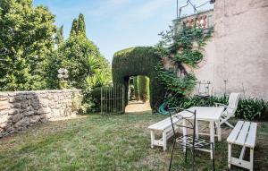 トゥレットにあるMaison De Villageの家庭のテーブルと椅子 +16枚の写真