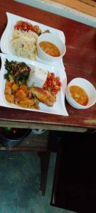Makanan di atau berdekatan perkhemahan ini