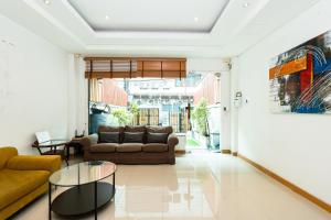 a living room with a couch and a table at Yon INN Sukhumvit 4 BTS Nana in Bangkok