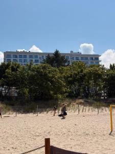 grupa ludzi grających w piłkę nożną na plaży w obiekcie MIĘDZYZDROJE,BALTICUS PROMENADA GWIAZD 14, Apartament z odrębnym salonem i sypialnią z Widokiem na morze w mieście Międzyzdroje