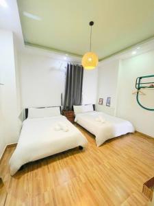 Postel nebo postele na pokoji v ubytování GoldenOne Đà Lạt