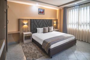 Postel nebo postele na pokoji v ubytování Skyview Opal Hotel