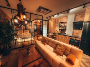 a living room with a couch and a kitchen at Loft los carmenes in Granada