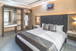 Postel nebo postele na pokoji v ubytování Skyview Opal Hotel