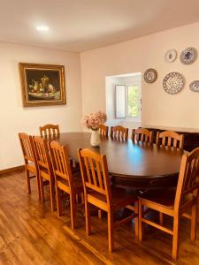 een eetkamer met een houten tafel en stoelen bij Aroucanatur, Casa de Montanha in Arouca +15 foto's