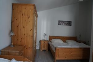 a bedroom with two twin beds and a wooden cabinet at Haus Quisisana - Fewo 1 - 4549 in Göhren