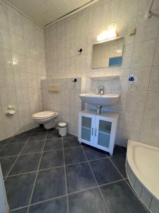 Ένα μπάνιο στο Ferienwohnung-in-Strandnaehe-Schwalbennest-2