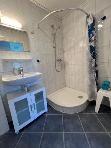 Ένα μπάνιο στο Ferienwohnung-in-Strandnaehe-Schwalbennest-2