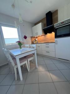 Η κουζίνα ή μικρή κουζίνα στο Ferienwohnung-in-Strandnaehe-Schwalbennest-2