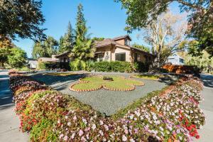 サンフランシスコにあるBlueground Palo Alto AC wd nr Stanford SFO-1769の家の前に花時計がある家