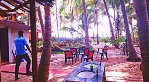 Samant Beach Resort外面的花园