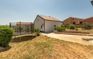 Το κτήριο όπου στεγάζεται  η παραθεριστική κατοικία