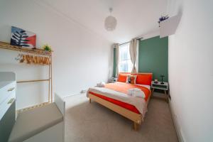 Postel nebo postele na pokoji v ubytování Beautiful & Modern 2-bedroom in Wimbledon Central - Minutes from Central London