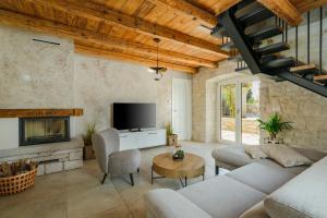 Televiisor ja/või meelelahutuskeskus majutusasutuses Villa Lapidea by Istrialux