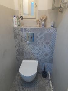 une salle de bain avec des toilettes blanches et un lavabo dans l'établissement Newly Refurbished Self-contained Cosy Room, à Prague