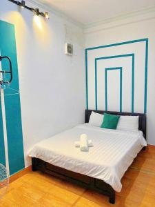 Postel nebo postele na pokoji v ubytování GoldenOne Đà Lạt