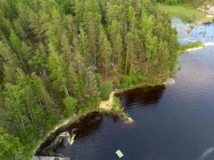 an island in the middle of a body of water at Metsäsydän mökki 4 Mettäpöyröö in Puumala
