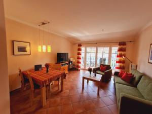una sala de estar con una mesa y un sofá en Ferienwohnung Umberto, en Rerik 16 fotos más