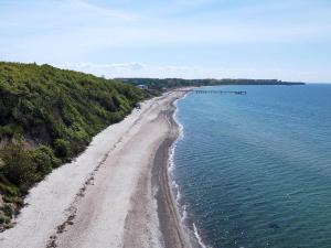 una vista aérea de una playa de arena en el océano en Ferienwohnung Umberto, en Rerik