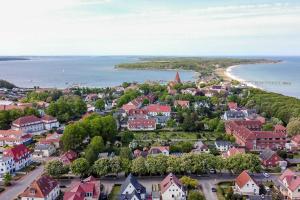 una vista aérea de una ciudad con playa en Ferienwohnung Umberto, en Rerik