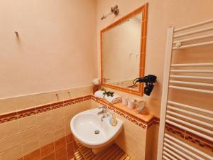 un baño con lavabo y espejo en Ferienwohnung Umberto, en Rerik