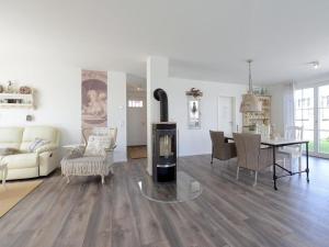 a living room with a table and a dining room at Nausikaa's- Fleur de Lis in Groß Schwansee