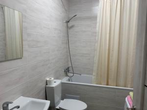 Koupelna v ubytování Comfort home + 14 fotografií