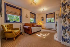 ein Wohnzimmer mit einer Couch und einem Sessel in der Unterkunft William Oakes Georgian Garden House - Bridgnorth - Pass the Keys in Bridgnorth