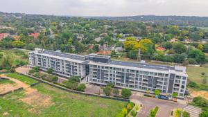 eine Luftaufnahme eines Gebäudes in einer Stadt in der Unterkunft The Terrace101- 2 Bed, Sandton in Johannesburg