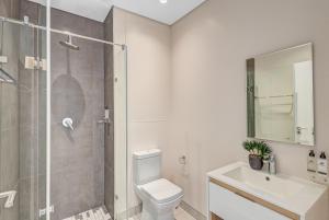 ein Badezimmer mit Dusche, Toilette und Waschbecken in der Unterkunft The Terrace101- 2 Bed, Sandton in Johannesburg + 30 Fotos