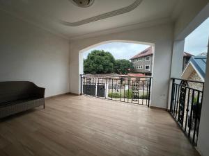 Fotografie z fotogalerie ubytování Serene 2 bedroom fully furnished house v destinaci Haatso