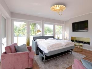 ein Schlafzimmer mit einem Bett, einer Couch und einem Sessel in der Unterkunft Gezeiten App 3 Goldrichtig in Boltenhagen + 18 Fotos