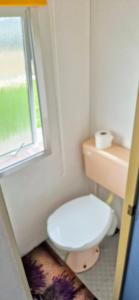 Et badeværelse på Przyczepa Holenderska POCO