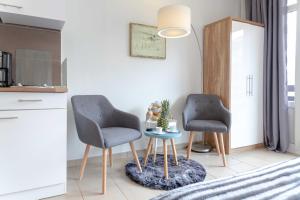 twee stoelen en een tafel in de woonkamer bij Lister Duenennest in List
