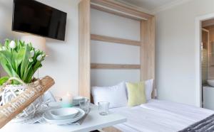 een woonkamer met een bank en een tafel bij Lister Duenennest in List