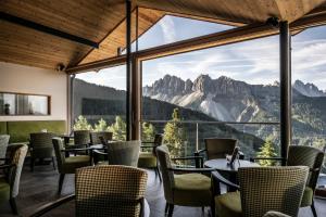 a restaurant with a view of the mountains at Berghotel Schlemmer Appartements in Plancios