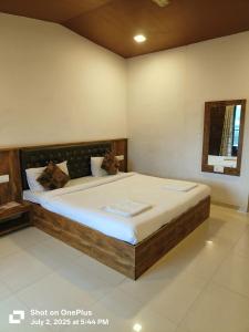Katil atau katil-katil dalam bilik di HOTEL GREEN CRYSTAL LINGMALA Mahabaleshwar