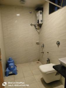 Bilik mandi di HOTEL GREEN CRYSTAL LINGMALA Mahabaleshwar