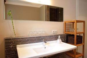 Un baño con un lavabo blanco y un espejo. en die Strandhäuser - Meeresrauschen, en Ostseebad Sellin 2 fotos más