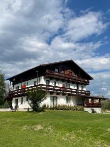 a large white building with a black roof at Casa Tirol Campulung in Cîmpulung