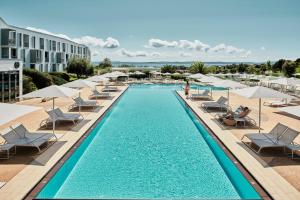 Bazén v ubytování Falkensteiner Family Hotel Diadora nebo v jeho okolí