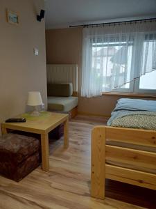 Ένα ή περισσότερα κρεβάτια σε δωμάτιο στο Domek na Leśnej